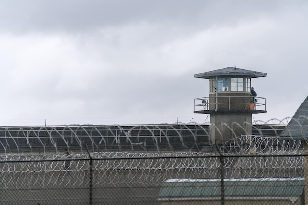 Torre de guardia cerca de alambre de púas límite prisión federal