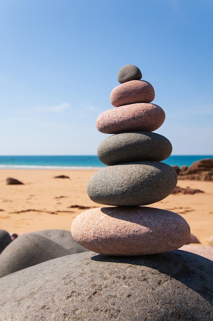 Torre de guijarros realizada en la playa de Bretaña