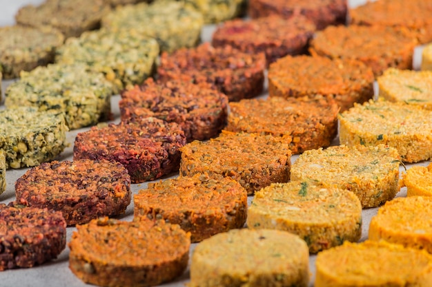 Foto torre de hamburguesas veganas sobre una superficie ligera. enfoque selectivo