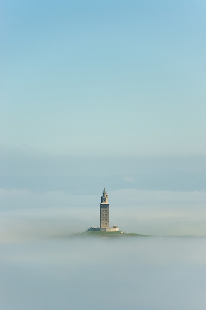 Foto torre de hércules en la niebla, galicia