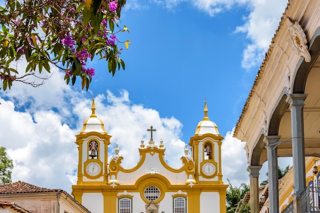 Torre histórica de uma igreja barroca na cidade velha de Tiradentes, no estado de Minas Gerais, no Brasil