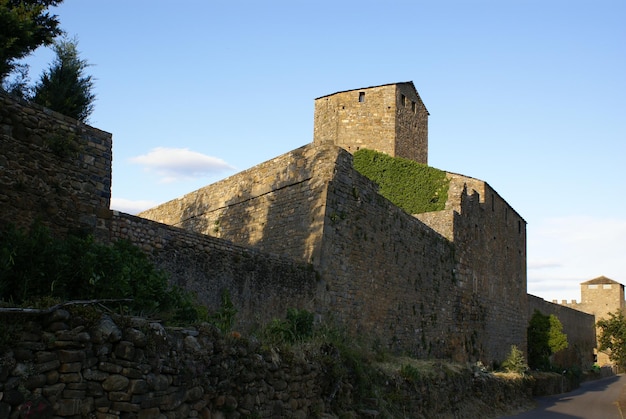Foto torre del homenaje, construcción medieval de piedra, fortaleza en el castillo de ainsa