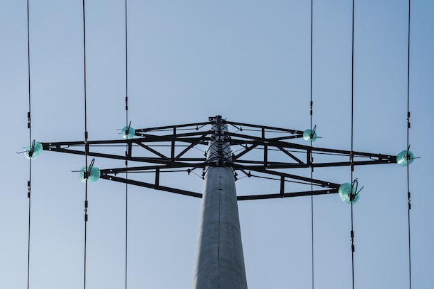 Torre de hormigón de alta tensión con cables