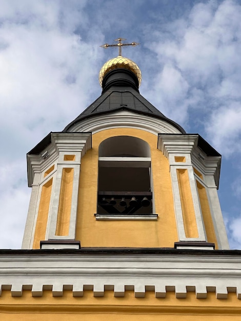 Torre de la iglesia con campanario y cúpula.