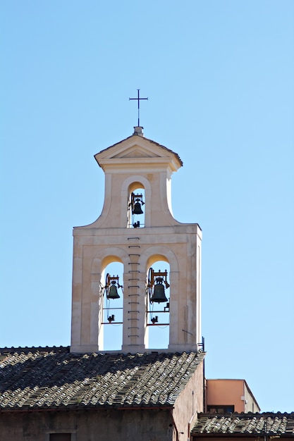 La torre de una iglesia con campanario en roma, italia