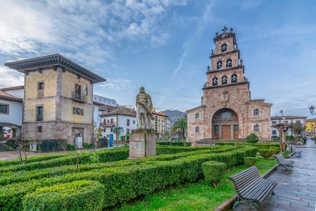 Torre de la iglesia y la estatua de Pelayo, primer rey de España en Cangas de Onis, una vez que la capital del Reino de Asturias España