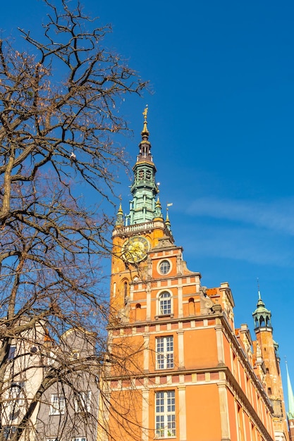 Torre de iglesia de ladrillo rojo en el centro de la ciudad de Gdansk