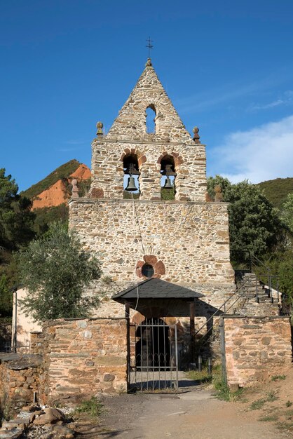 Torre de la iglesia en Medulas Village, León, España