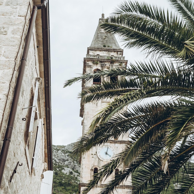 Foto torre de la iglesia en perast montenegro