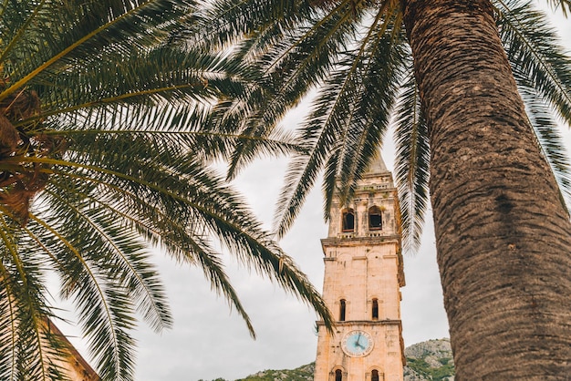 Torre de la iglesia en perast montenegro