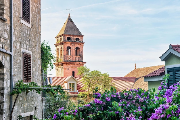Torre de iglesia vieja en Omis, Dalmacia en Croacia