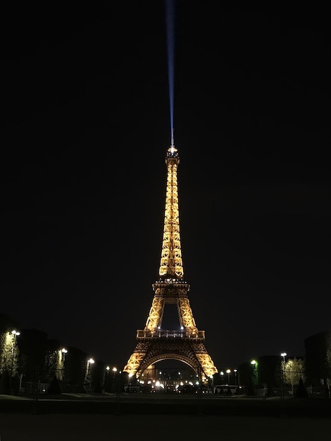 Foto torre iluminada contra el cielo por la noche