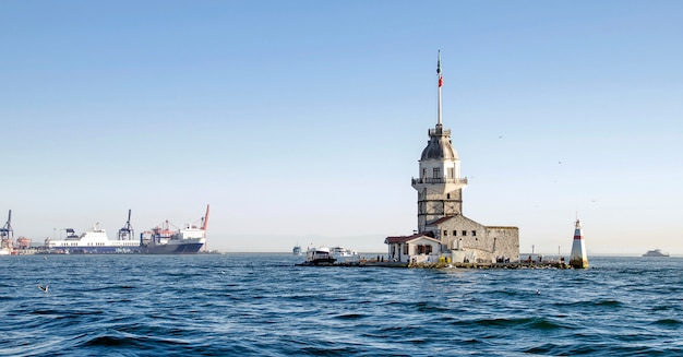 Torre inaugural no Bósforo em Istambul