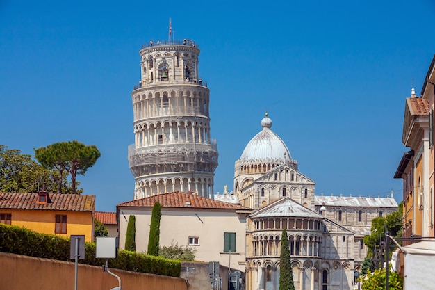 La Torre Inclinada del centro de la ciudad de Pisa paisaje urbano en Italia