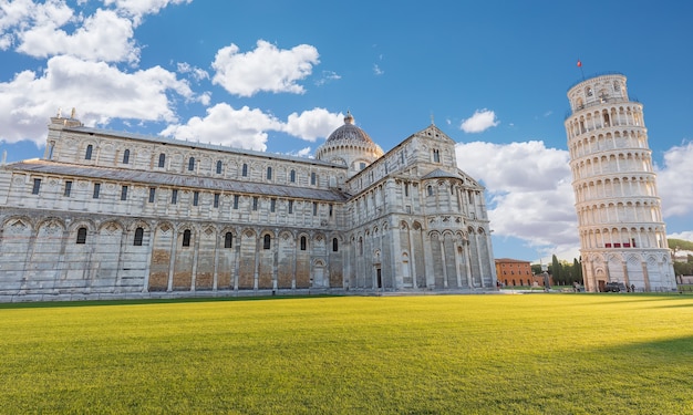 Torre inclinada de pisa ao nascer do sol, piazza de miracoli. itália