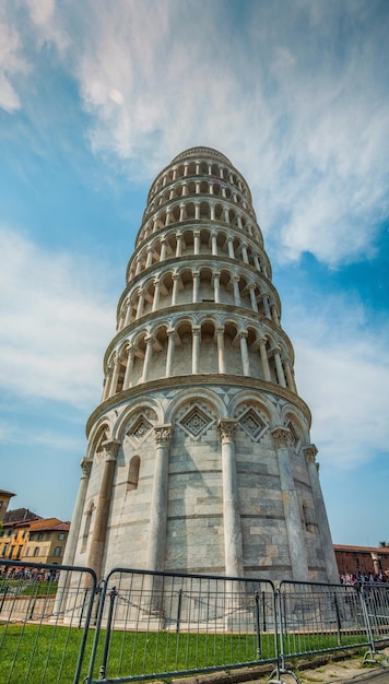 Torre inclinada de Pisa, na Toscana, com uma bela vista do céu para cima