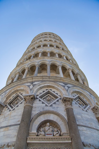 Torre inclinada de pisa na toscana, um dos edifícios mais reconhecidos e famosos do mundo. a altura da torre é de 55,86 metros