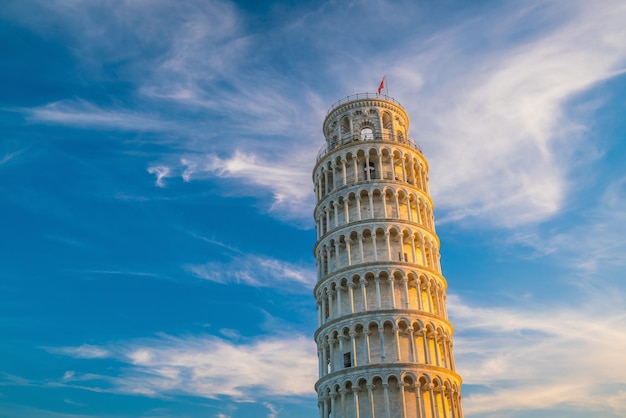 La torre inclinada en un día soleado en Pisa, Italia.