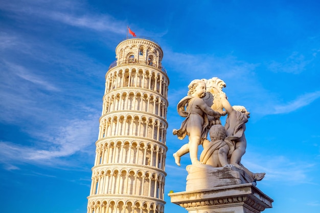 Foto la torre inclinada en un día soleado en pisa, italia