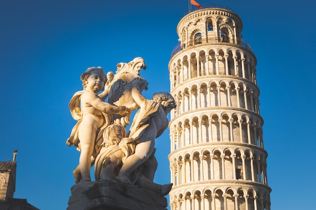 Foto torre inclinada mundialmente famosa de pisa, toscana, italia.