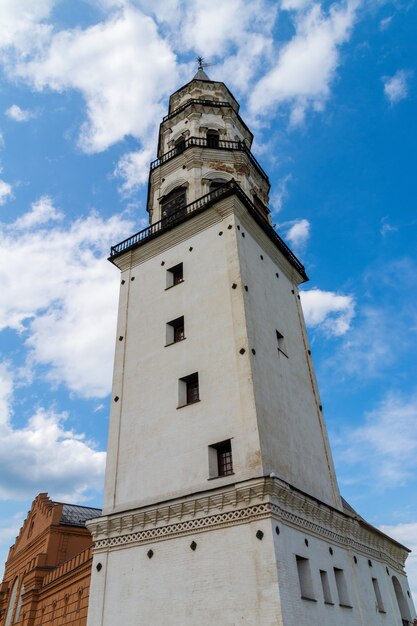 Torre inclinada de Nevyanskaya, un monumento histórico del siglo XVIII.