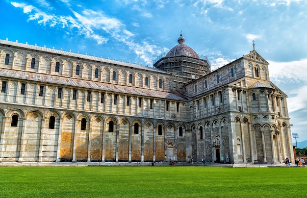 La Torre Inclinada de Pisa y la Catedral con el fondo del cielo azul