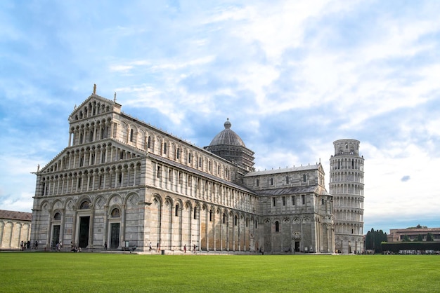 La torre inclinada de Pisa y la Catedral, Toscana, Italia