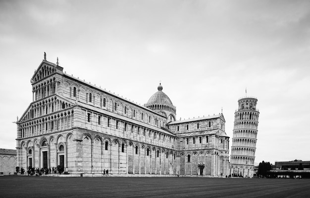 Torre inclinada de Pisa, Italia y la Catedral