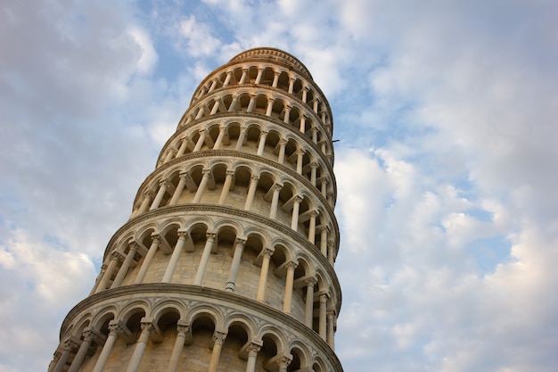 Torre inclinada de Pisa, Italia, con un cielo nublado