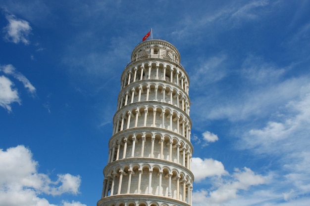 Torre inclinada de Pisa Italia en un día soleado con cielo azul y espacio para copiar texto