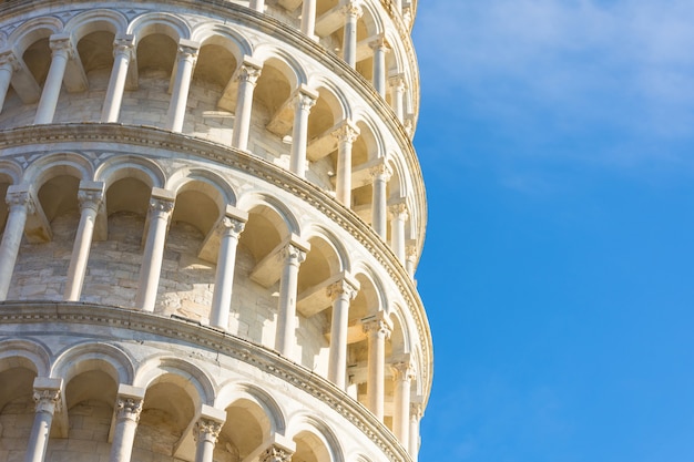 La torre inclinada de Pisa, Italia, vista detallada de cerca, arcos y columnas.