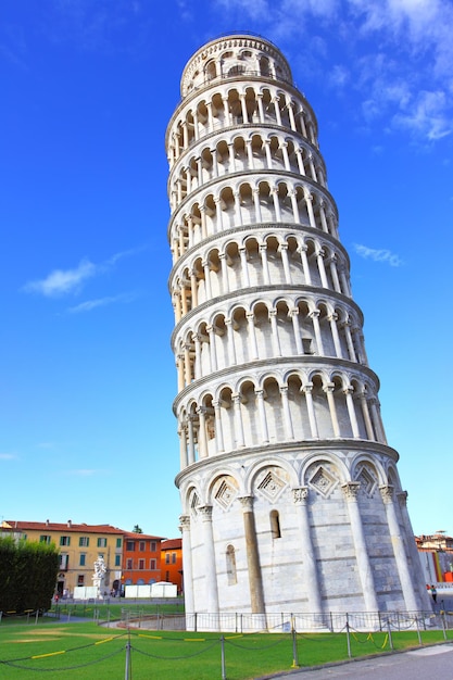 La torre inclinada de pisa en italia