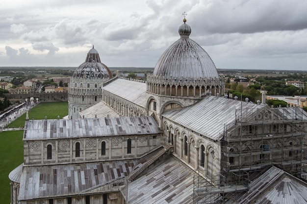 La Torre Inclinada de Pisa Italiano Torre pendente di Pisa o simplemente la Torre de Pisa Torre di Pisa es el campanario o campanario independiente