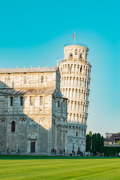 Foto torre inclinada de pisa junto a la catedral de la ciudad