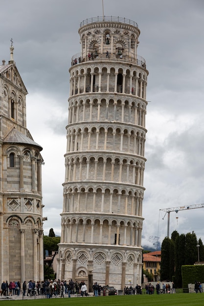 La torre inclinada de Pisa en la plaza de los milagros