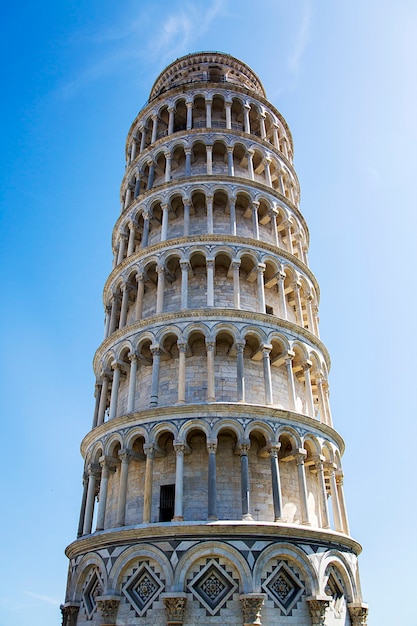 Torre inclinada de Pisa en Toscana, uno de los edificios más reconocidos y famosos del mundo. La altura de la torre es de 55,86 metros.