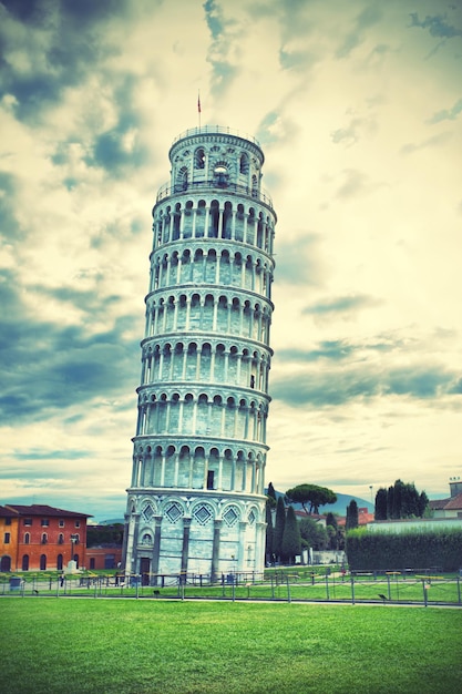 Torre inclinada de Pisa en Toscana, Italia