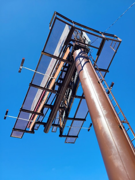 La Torre Industrial de Billboard desde abajo contra el cielo azul