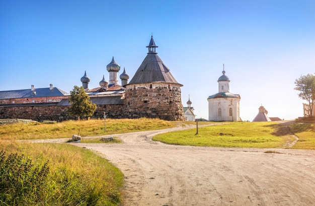 La torre Korozhnaya del monasterio Solovetsky y la capilla Constantine-Eleninsky