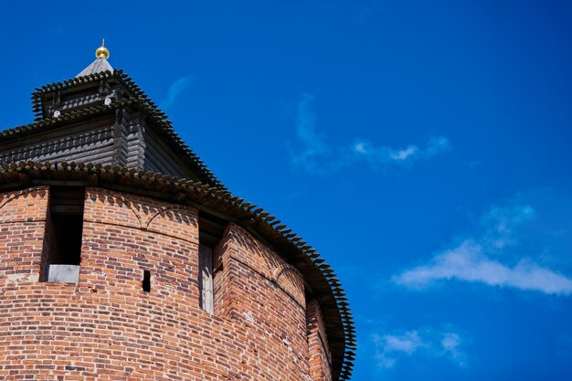 Torre del Kremlin, copyspace. Kremlin de ladrillo rojo ruso antiguo. Centro turístico de la ciudad de Nizhny Novgorod.