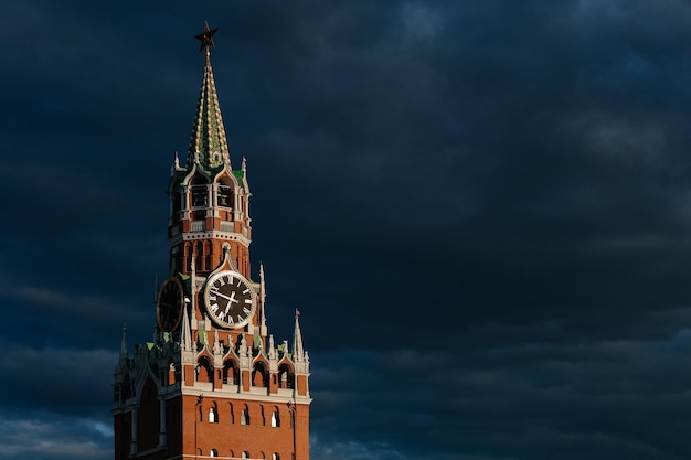 Torre del Kremlin de Moscú con relojes Kuranty contra el cielo oscuro