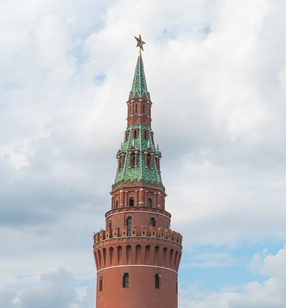 Foto torre del kremlin ruso con una estrella contra el cielo