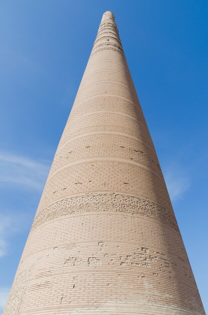 Foto torre de ladrillo grande en el cielo azul