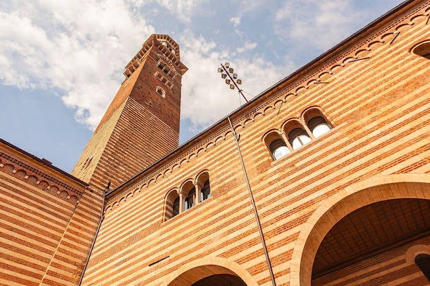 Torre Lamberti vista da Piazza dei Signori em Verona, Itália