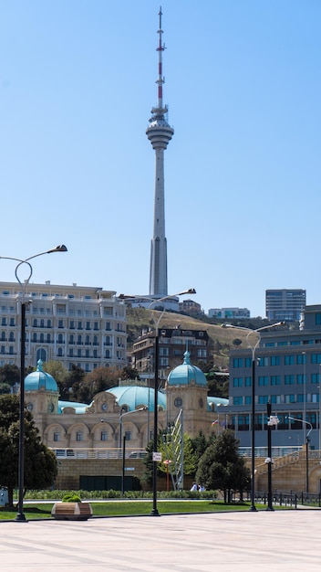 una torre con un letrero que dice futurista en él