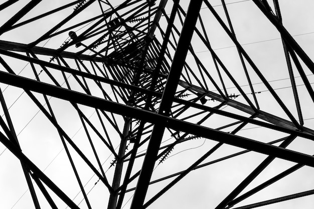 Bajo la torre de la línea eléctrica de alta tensión.