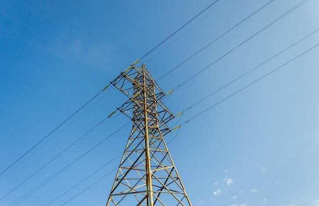 Una torre de línea eléctrica con el cielo de fondo.