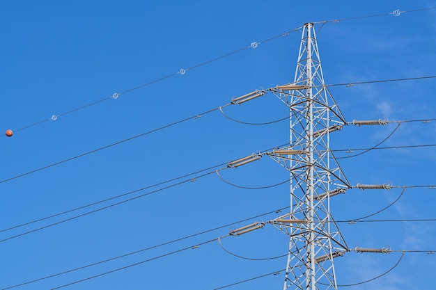 torre de línea eléctrica con fondo de cielo azul