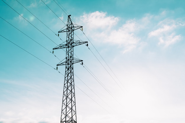 Torre de línea eléctrica en nubes azules