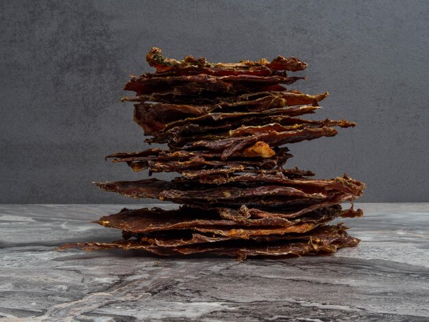 Torre de lonchas de carne seca o deshidratada